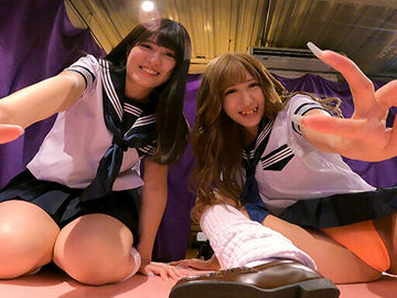 女子校生達がパンティーをオ○ンコにグイグ…